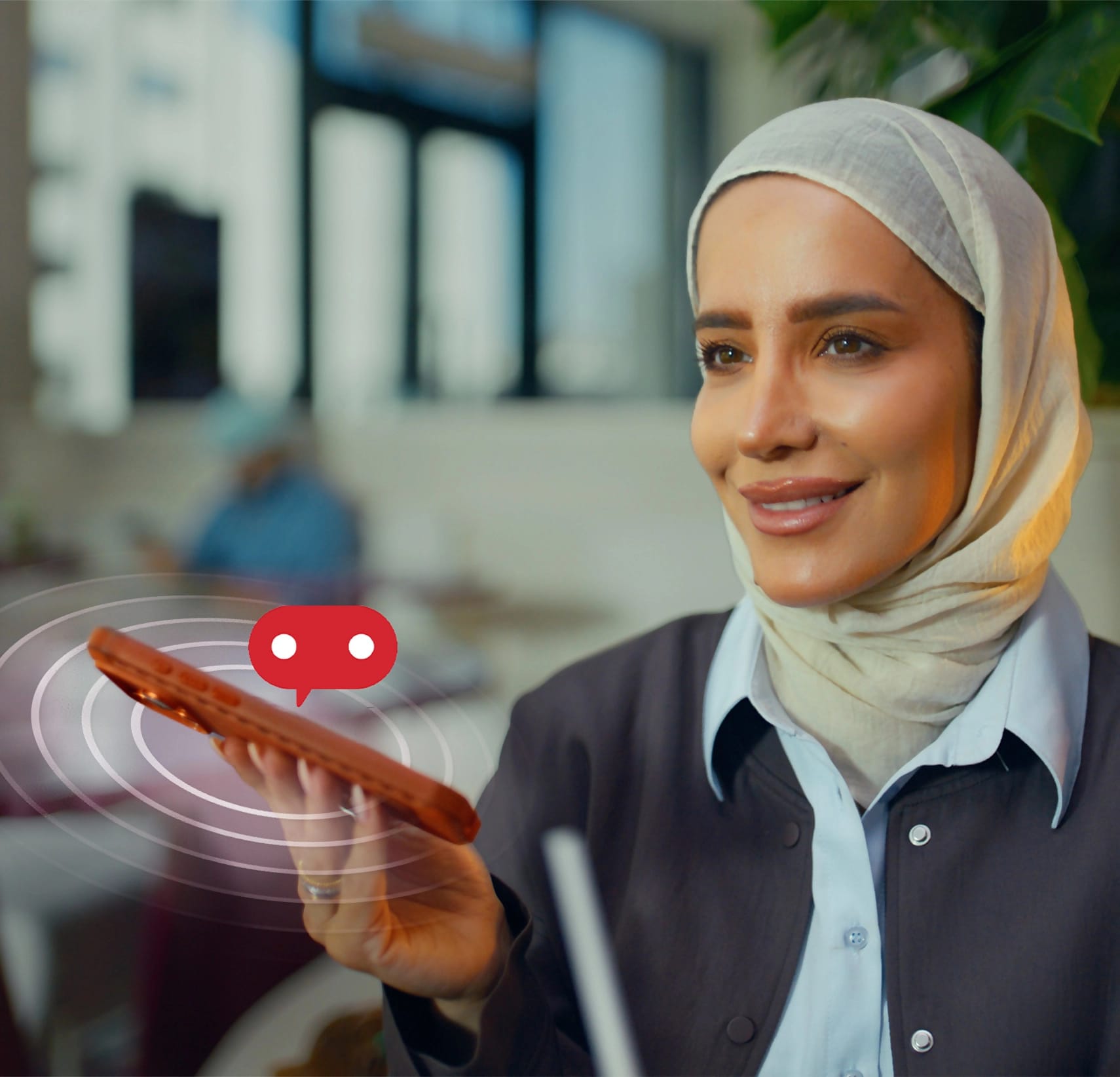 عميلة تستخدم مساعد، المساعد البنكي الصوتي عبر تطبيق بوبيان